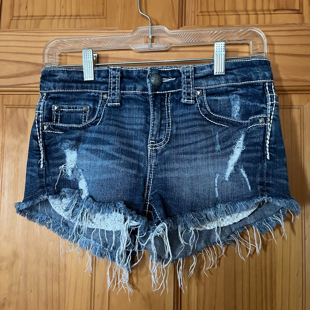 Daytrip by Buckle Distressed Jean Shorts Size 26